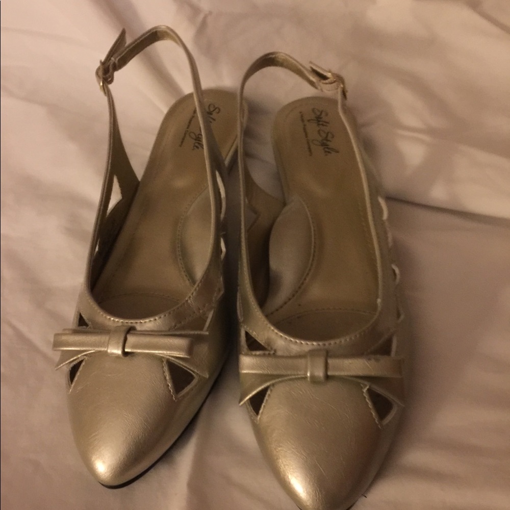 Size 9 women shoes. Color Champagne